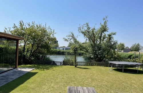 Breskens Casa | Holiday home Zwin 33 is centrally located in Scheldeveste park. With a spacious south-facing garden and views of the adjacent lake, you can always enjoy the various terraces.