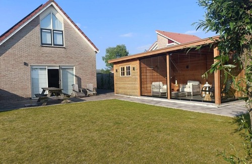 Breskens Casa | Holiday home Zwin 33 is centrally located in Scheldeveste park. With a spacious south-facing garden and views of the adjacent lake, you can always enjoy the various terraces.