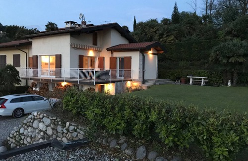 Villaggio Belmonte Casa | Casa de vacaciones con fantásticas vistas al lago y gran jardín privado cerca del lago