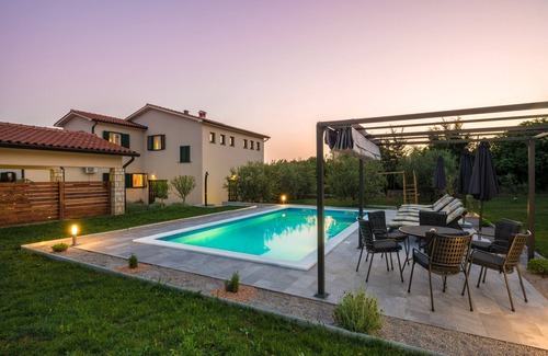 Presika Apartamento | Casa de vacaciones OLIVE GROVE con piscina y jardín, 3 camas, 1 baño, capacidad para 6 personas