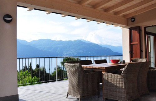 Villaggio Belmonte Casa | Casa de vacaciones con fantásticas vistas al lago y gran jardín privado cerca del lago