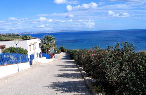 Tonnara di Bonagia Apartamento | Holiday House With Panoramic View, Balcony, Wifi, and Near the Sea