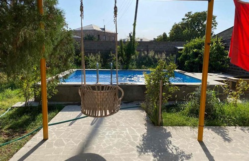 Vagharshapat Casa | Holiday house with pool / Дом отдыха с бассейном