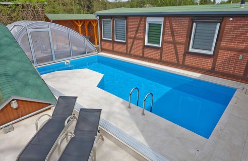 Angern Casa | Casa de vacaciones con piscina y sauna en medio del bosque en el carril bici Elba
