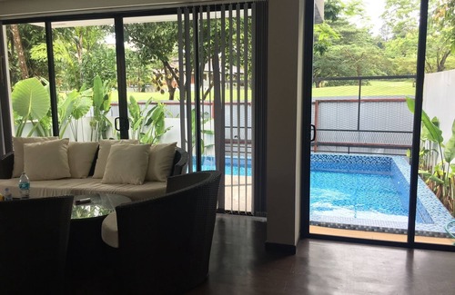 Kathu Casa | Casa de vacaciones con piscina justo al lado de calles en el campo de golf