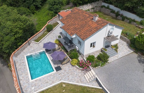 Vinodolska opcina Casa | Casa vacacional con piscina privada, solárium y cenador.