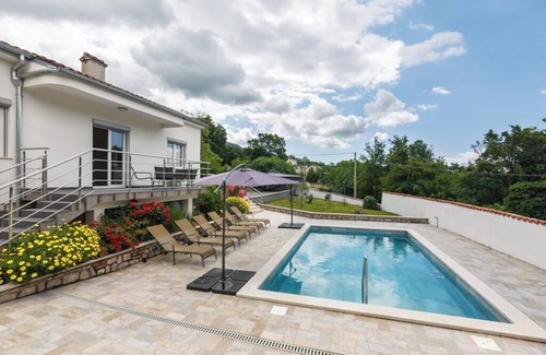 Vinodolska opcina Casa | Casa vacacional con piscina privada, solárium y cenador.