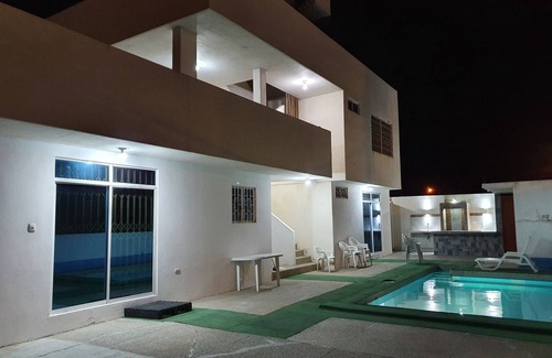 Ballenita Casa | Gran casa vacacional con Piscina frente al mar