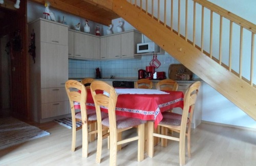Waldmuenchen Apartamento | Vacaciones en una casa de madera, cocina, 6 personas, internet y parque acuático.