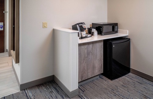 Kingmont Hotel | Holiday Inn Express and Suites Fairmont by IHG