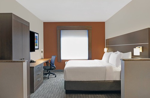 Newport Hotel | Holiday Inn Express Hotel & Suites NEWPORT by IHG