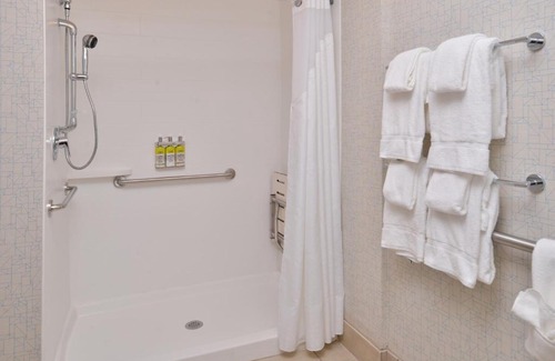 Melbourne Hotel | Holiday Inn Express Melbourne West by IHG