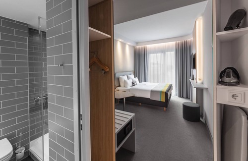 Schwabing-Freimann Hotel | Holiday Inn Express Munich North by IHG