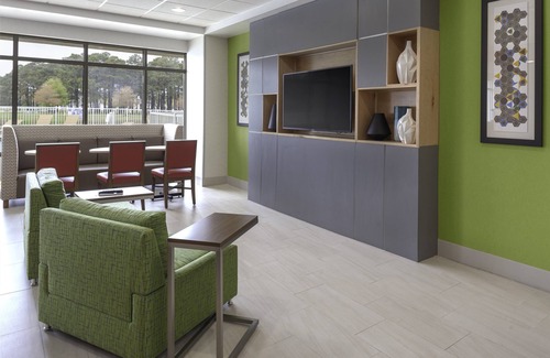 Myrtle Beach Hotel | Holiday Inn Express Myrtle Beach-Broadway at the Beach by IHG