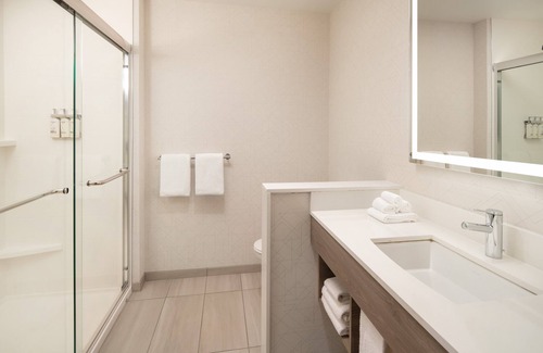 Raisin Hotel | Holiday Inn Express & Suites Fresno Airport by IHG