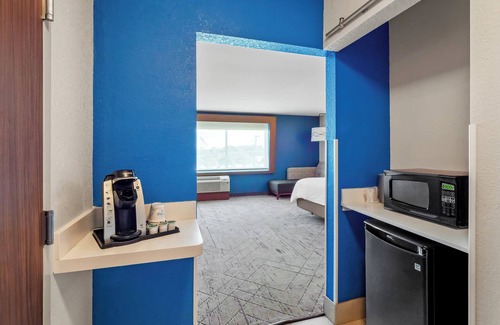 Livonia Hotel | Holiday Inn Express & Suites Detroit Northwest - Livonia by IHG