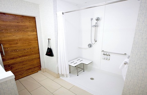 Livonia Hotel | Holiday Inn Express & Suites Detroit Northwest - Livonia by IHG