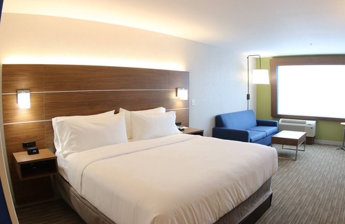 Livonia Hotel | Holiday Inn Express & Suites Detroit Northwest - Livonia by IHG
