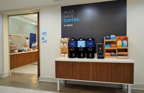 Kingmont Hotel | Holiday Inn Express & Suites Fairmont by IHG