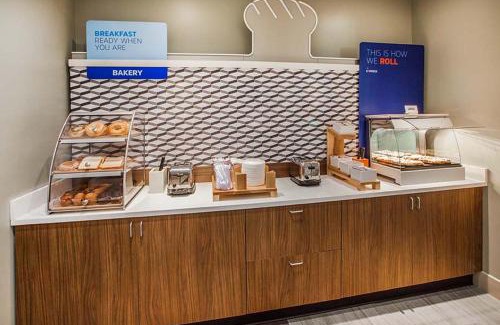 Kingmont Hotel | Holiday Inn Express & Suites Fairmont by IHG