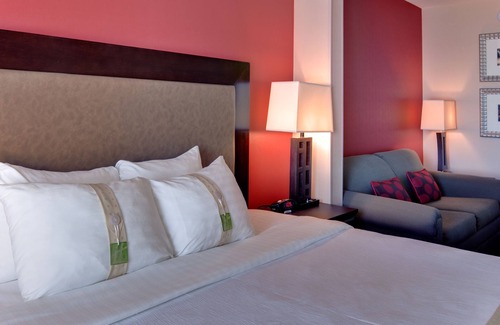 Bakersfield Hotel | Holiday Inn & Suites Bakersfield by IHG