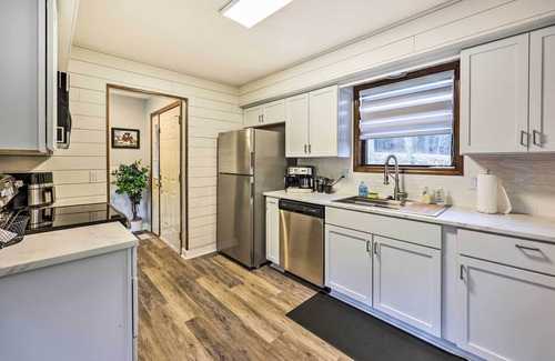 Eureka Springs Casa | Holiday Island Home: Mountain View + Hot Tub!
