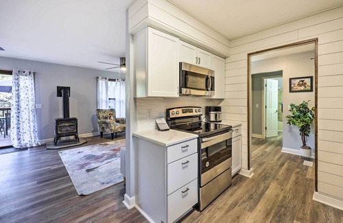 Eureka Springs Casa | Holiday Island Home: Mountain View + Hot Tub!
