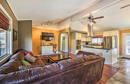 Eureka Springs Cabaña | Holiday Island Home: Hot Tub & Wood Stove!
