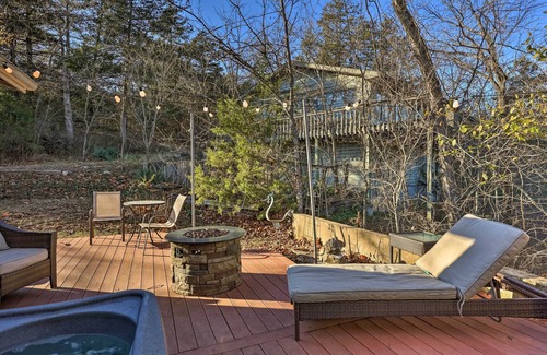 Eureka Springs Cabaña | Holiday Island Home: Hot Tub & Wood Stove!