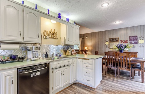 Eureka Springs Casa | Holiday Island Family Home on 13th Green!