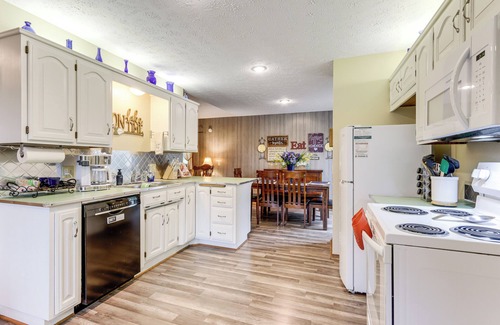 Eureka Springs Casa | Holiday Island Family Home on 13th Green!