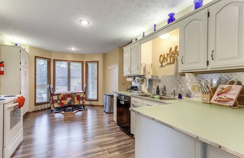 Eureka Springs Casa | Holiday Island Family Home on 13th Green!