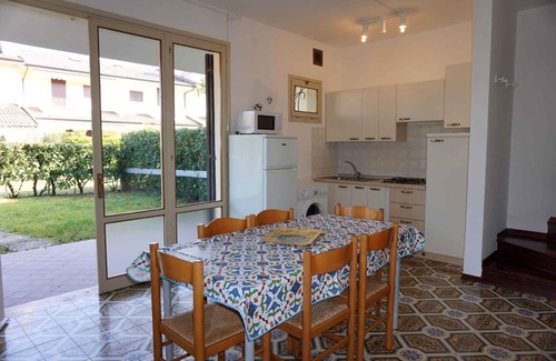 Porto Santa Margherita Apartamento | Casa vacacional Pueblo vacacional con piscina y pista de tenis.