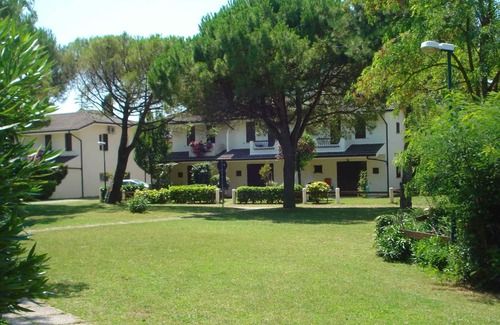 Porto Santa Margherita Apartamento | Casa vacacional Pueblo vacacional con piscina y pista de tenis.