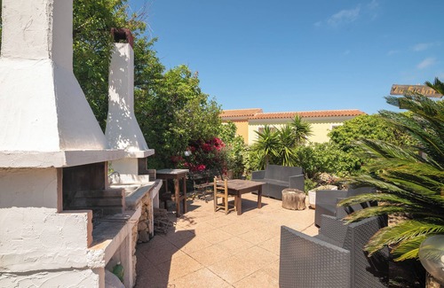 Capo Testa Apartamento | Apartamento vacacional 'Rosa' cerca de la playa con vistas al mar, terraza privada y Wi-Fi