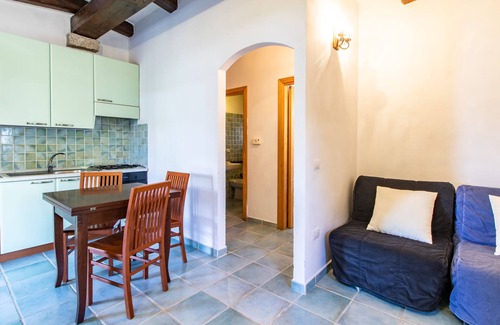 Capo Testa Apartamento | Apartamento vacacional 'Appartamento Colomba ' cerca de la playa con jardín, terraza privada y Wi-Fi