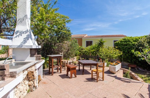 Capo Testa Apartamento | Apartamento 'Salvatore' cerca de la playa con terraza privada, aire acondicionado y Wi-Fi