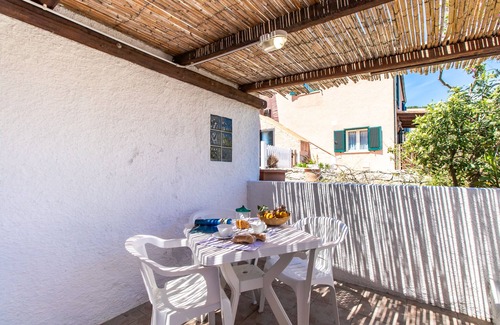 Capo Testa Apartamento | Apartamento 'Salvatore' cerca de la playa con terraza privada, aire acondicionado y Wi-Fi