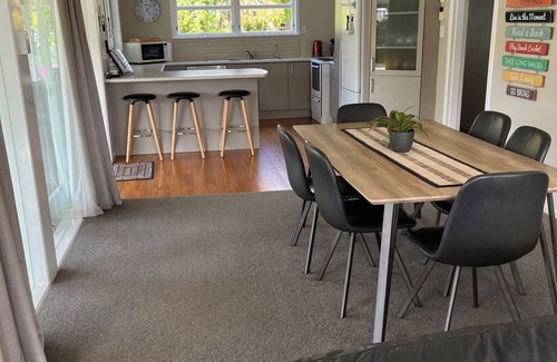 Waikanae Casa | Holiday on Henare, Olde Beach Waikanae.