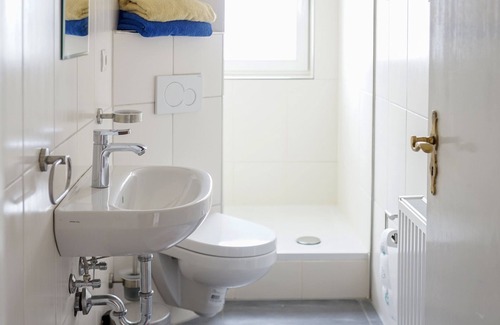Mariaroth Apartamento | Habitación de vacaciones con dos salas comunes y baño / cocina compartidos.