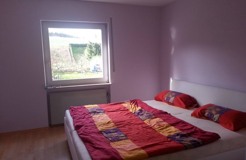 Mariaroth Apartamento | Habitación de vacaciones con dos salas comunes y baño / cocina compartidos.