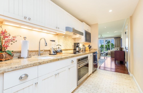 Kahuku Condominio | Hot Deal! Turtle Bay Villas 205 by Gather: Beachfront w/ Shared Pool, Spa, Lanai