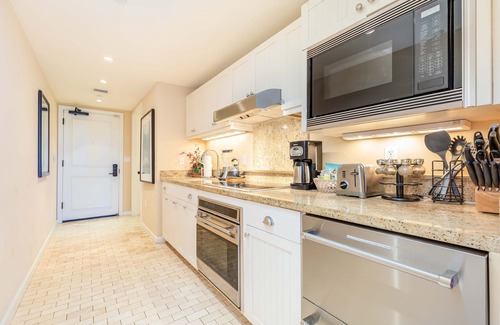 Kahuku Condominio | Hot Deal! Turtle Bay Villas 205 by Gather: Beachfront w/ Shared Pool, Spa, Lanai