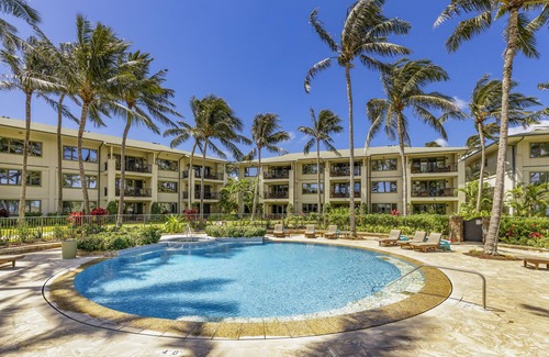 Kahuku Condominio | Hot Deal! Turtle Bay Villas 205 by Gather: Beachfront w/ Shared Pool, Spa, Lanai