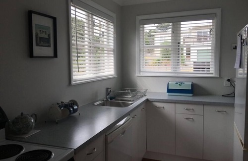 Waikanae Casa | Bach clásico junto al mar de los años 50 con cancha de tenis