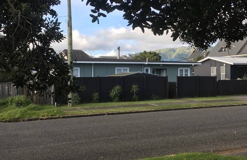 Waikanae Casa | Bach clásico junto al mar de los años 50 con cancha de tenis