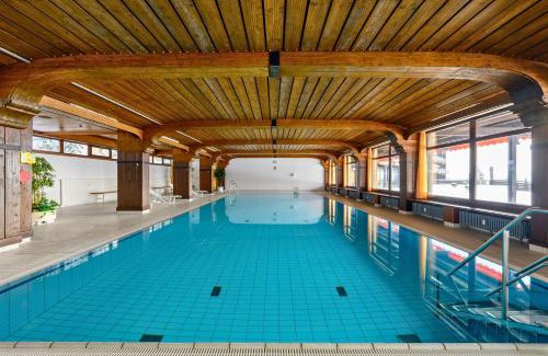 Schonach im Schwarzwald Apartamento | Holiday&Stay, Pool, Massagesessel, 85Zoll TV, Küche