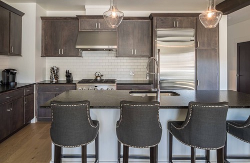 Big Sky Condominio | Summer Stays Available! Modern Townhouse Near Town Center with a Private Hot Tub