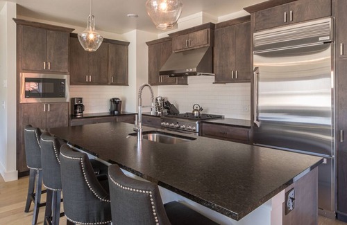 Big Sky Condominio | Summer Stays Available! Modern Townhouse Near Town Center with a Private Hot Tub