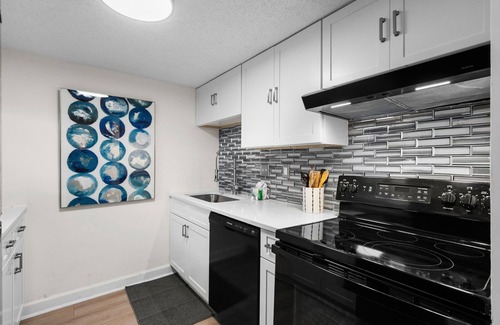 Myrtle Beach Condominio | Holiday Towers 602 - Near Ocean!